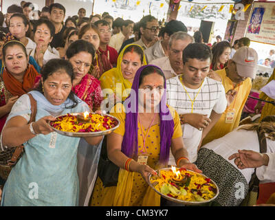 29. September 2012 - Nakorn Nayok, Nakorn Nayok, Thailand - Thais und Indianer suchen die Segnungen des Ganesh während Gedenktage von Ganesh Ustav am Wat Utthayan Ganesh, ein Tempel für Ganesh in Nakorn Nayok, etwa drei Stunden von Bangkok entfernt. Viele Thai-Buddhisten integrieren hinduistische Elemente, einschließlich der Verehrung von Ganesh in ihrem geistlichen Leben. Ganesha Chaturthi Alias Vinayaka Chaturthi, ist am Tag der Wiedergeburt von Lord Ganesha, der Sohn von Shiva und Parvati das hinduistische Festival gefeiert. Das Festival ist auch bekannt als Ganeshotsav ("fest des Ganesha'') in der hinduistischen Calenda beobachtet. Stockfoto