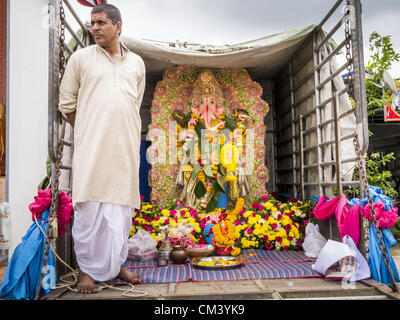 29. September 2012 - Nakorn Nayok, Nakorn Nayok Thailand - steht ein Mann vor seiner Statue von Ganesh, die er in den Tempel gebracht, während Gedenktage von Ganesh Ustav am Wat Utthayan Ganesh, ein Tempel gewidmet Ganesh in Nakorn Nayok, etwa drei Stunden von Bangkok gesegnet zu sein. Ganesha Chaturthi Alias Vinayaka Chaturthi, ist am Tag der Wiedergeburt von Lord Ganesha, der Sohn von Shiva und Parvati das hinduistische Festival gefeiert. Das Festival, auch bekannt als Ganeshotsav ("fest des Ganesha'') wird beobachtet in hinduistischer Kalendermonat von Bhaadrapada, ab den vierten Tag der th Stockfoto