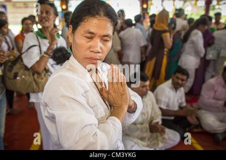 29. September 2012 - Nakorn Nayok, Nakorn Nayok, Thailand - Thai-Buddhisten beten und suchen die Segnungen des Ganesh während Gedenktage von Ganesh Ustav am Wat Utthayan Ganesh, ein Tempel für Ganesh in Nakorn Nayok, etwa drei Stunden von Bangkok entfernt. Viele Thai-Buddhisten integrieren hinduistische Elemente, einschließlich der Verehrung von Ganesh in ihrem geistlichen Leben. Ganesha Chaturthi Alias Vinayaka Chaturthi, ist am Tag der Wiedergeburt von Lord Ganesha, der Sohn von Shiva und Parvati das hinduistische Festival gefeiert. Das Festival ist auch bekannt als Ganeshotsav ("fest des Ganesha'') in der hinduistischen c beobachtet. Stockfoto