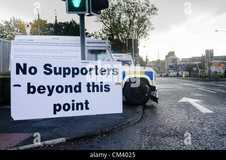 PSNI Landrover mit einem Schild mit der Aufschrift "No Anhänger über diesen Punkt hinaus", ein Urteil von der Northern Ireland Paraden Kommission verpflichtet Stockfoto