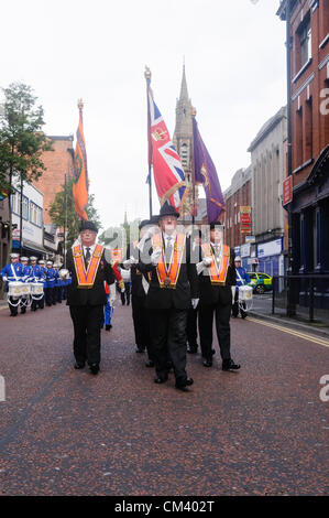 Oranier parade vorbei an St. Patricks römisch-katholische Kirche in Belfast.  Dies ist ein umstrittenes Flashpoint zwischen den protestantischen Demonstranten und der katholischen Gemeinde. Stockfoto