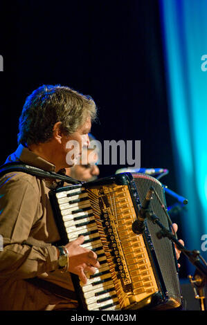 28. September 2012 - nahmen das sechste Konzert von der einwöchigen Weltmusikfestival, größte man in Mitteleuropa, der Botschafter von Indien. Multinationaler Konzern Titi Robin - französische Akkordeonspieler Francis Varis. Stockfoto