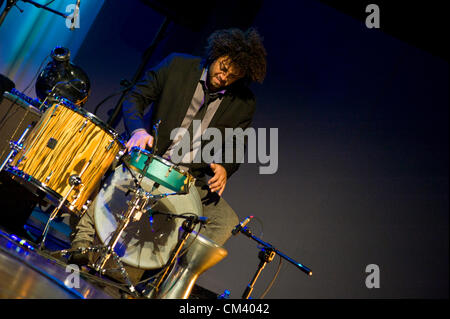 28. September 2012 - nahmen das sechste Konzert von der einwöchigen Weltmusikfestival, größte man in Mitteleuropa, der Botschafter von Indien. Multinationaler Konzern Titi Robin - brasilianischer Perkussionist Luis Nascimento. Stockfoto