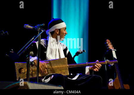 28. September 2012 - nahmen das sechste Konzert von der einwöchigen Weltmusikfestival, größte man in Mitteleuropa, der Botschafter von Indien. Multinationaler Konzern Titi Robin - El Mehdi Nassouli aus Marokko spielen die Sintir. Stockfoto