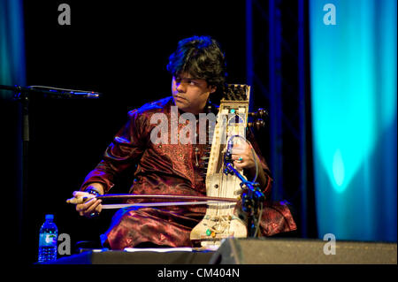 28. September 2012 - nahmen das sechste Konzert von der einwöchigen Weltmusikfestival, größte man in Mitteleuropa, der Botschafter von Indien. Multinationaler Konzern Titi Robin - Murad Ali Khan aus Indien spielen die Sarangi. Stockfoto