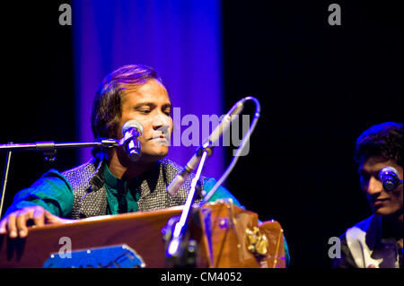 28. September 2012 - nahmen das sechste Konzert von der einwöchigen Weltmusikfestival, größte man in Mitteleuropa, der Botschafter von Indien. Auf der Bühne, für die erste Zeit im Ausland, Raza Khan aus dem Punjab in Indien, singt und spielt das Harmonium. Stockfoto