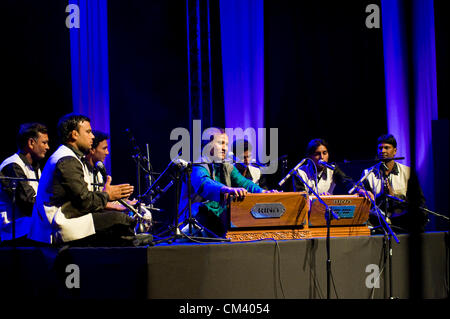 28. September 2012 - nahmen das sechste Konzert von der einwöchigen Weltmusikfestival, größte man in Mitteleuropa, der Botschafter von Indien. Auf der Bühne, für die erste Zeit im Ausland, Raza Khan aus dem Punjab in Indien, singt und spielt das Harmonium. Stockfoto