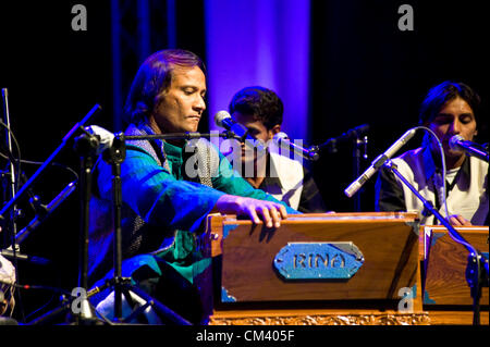 28. September 2012 - nahmen das sechste Konzert von der einwöchigen Weltmusikfestival, größte man in Mitteleuropa, der Botschafter von Indien. Auf der Bühne, für die erste Zeit im Ausland, Raza Khan aus dem Punjab in Indien, singt und spielt das Harmonium. Stockfoto