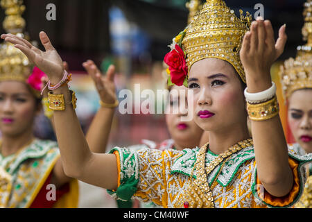 29. September 2012 - Nakorn Nayok Thailand - Thai Tänzer beten während Gedenktage von Ganesh Ustav am Wat Utthayan Ganesh, ein Tempel gewidmet Ganesh etwa drei Stunden von Bangkok entfernt. Viele Thai-Buddhisten integrieren hinduistische Elemente, einschließlich der Verehrung von Ganesh in ihrem geistlichen Leben. Ganesha Chaturthi Alias Vinayaka Chaturthi, ist am Tag der Wiedergeburt von Lord Ganesha, der Sohn von Shiva und Parvati das hinduistische Festival gefeiert. Das Festival dauert auch bekannt als Ganeshotsav ("fest des Ganesha'') für 10 Tage. (Bild Kredit: Jack Kurtz/ZUMAPRESS.com ©) Stockfoto