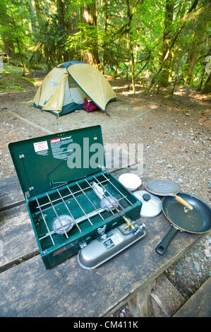 25. August 2012 - Newhalem, Washington, USA - 25. August 2012, Newhalem, Washington - A Cookstove auf einen Tisch im Kolonialstil Creek Campingplatz, einer der beliebtesten Campingplätze in North Cascades National Park. (Kredit-Bild: © David Snyder/ZUMAPRESS.com) Stockfoto