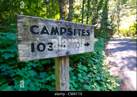 25. August 2012 - Newhalem, Washington, USA - 25. August 2012, Newhalem, Washington - ein Zeichen leitet Besucher auf Colonial Creek Campingplatz Campingplätze in diesem, einer der beliebtesten Campingplätze in North Cascades National Park. (Kredit-Bild: © David Snyder/ZUMAPRESS.com) Stockfoto