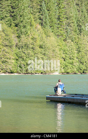 25. August 2012 - Newhalem, Washington, USA - 24. August 2012, Newhalem, Washington - genießt ein Fischer das Gletscherwasser der Diablo Lake in der North Cascades National Park. Der nahe gelegene Campingplatz ist beliebt bei Parkbesucher, von die viele Angeln oder Bootfahren auf dem See genießen. (Kredit-Bild: © David Snyder/ZUMAPRESS.com) Stockfoto