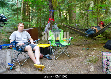 25. August 2012 - Newhalem, Washington, USA - 25. August 2012, Newhalem, Washington - Camper entspannen Sie auf einem Campingplatz in Colonial Creek Campground in North Cascades National Park, einer der wenigsten besuchten Parks in der US-Park-System. (Kredit-Bild: © David Snyder/ZUMAPRESS.com) Stockfoto