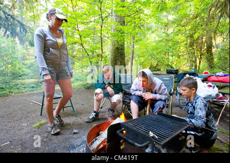 25. August 2012 - Newhalem, Washington, USA - 25. August 2012, Newhalem, Washington - Camper vorbereiten Kochen auf Colonial Creek Campingplatz, einer der beliebtesten Campingplätze im unberührten North Cascades National Park. (Kredit-Bild: © David Snyder/ZUMAPRESS.com) Stockfoto