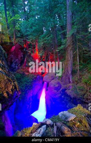 25. August 2012 - Newhalem, Washington, USA - 25. August 2012, Newhalem, Washington - Leiter Creek Falls am östlichen Ende der Stadt Newhalem, Washington - Teil der North Cascades National Park-Anlage. Ursprünglich in den 1930er Jahren beleuchtet, werden die Fälle von Seattle City Lights gepflegt. (Kredit-Bild: © David Snyder/ZUMAPRESS.com) Stockfoto