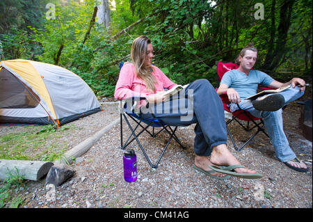 25. August 2012 - Newhalem, Washington, USA - 25. August 2012, Newhalem, Washington - Camper genießen Sie einen Nachmittag des Lesens vor ihrem Zelt bei Colonial Creek Campground. Die Website ist beliebt für Camper in der North Cascades National Park. (Kredit-Bild: © David Snyder/ZUMAPRESS.com) Stockfoto