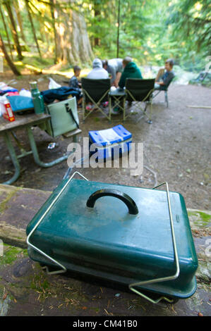 25. August 2012 - Newhalem, Washington, USA - 25. August 2012, Newhalem, Washington - Camper vorbereiten Kochen auf Colonial Creek Campingplatz, einer der beliebtesten Campingplätze im unberührten North Cascades National Park. (Kredit-Bild: © David Snyder/ZUMAPRESS.com) Stockfoto