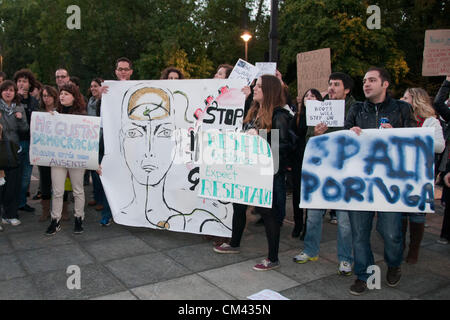 London, UK. 29.09.12. Spanische und portugiesische Menschen versammeln sich vor der spanischen Botschaft in Solidarität mit den Demonstranten gegen Sparpolitik im spanischen und portugiesischen Städten. Stockfoto