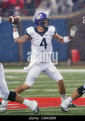 29. September 2012 - Dallas, Texas, Vereinigte Staaten von Amerika - TCU Horned Frogs quarterback Casey Pachall (4) in Aktion während des Spiels zwischen der Southern Methodist Mustangs und die TCU gehörnte Frösche im Gerald J. Ford Stadium in Dallas, Texas. TCU führt SMU 21 bis 10 zur Halbzeit. (Kredit-Bild: © Dan Wozniak/ZUMAPRESS.com) Stockfoto