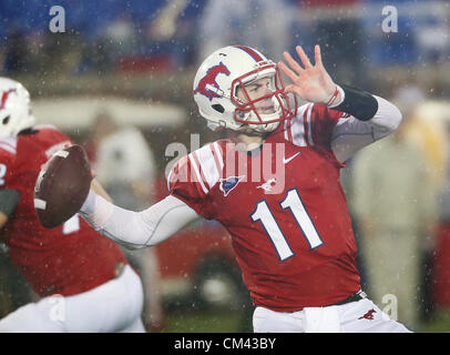 29. September 2012 - Dallas, Texas, Vereinigte Staaten von Amerika - Southern Methodist Mustangs quarterback Garrett Gilbert (11) in Aktion während des Spiels zwischen der Southern Methodist Mustangs und die TCU gehörnte Frösche im Gerald J. Ford Stadium in Dallas, Texas. TCU führt SMU 21 bis 10 zur Halbzeit. (Kredit-Bild: © Dan Wozniak/ZUMAPRESS.com) Stockfoto