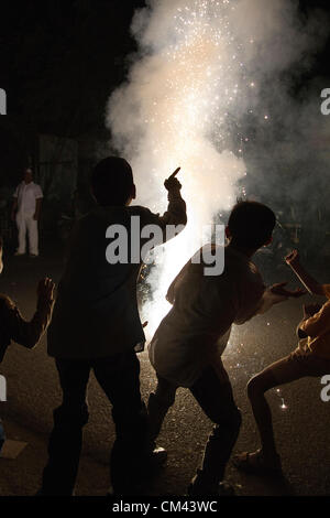 Kinder feiern Ganpati (Wiedergeburt) von Lord Ganesh, der Elefantengott. 10Tage lang, endet dieser Brauch mit der rituelle Immersion der Ganesh Idole in den Flüssen und Seen. Stockfoto