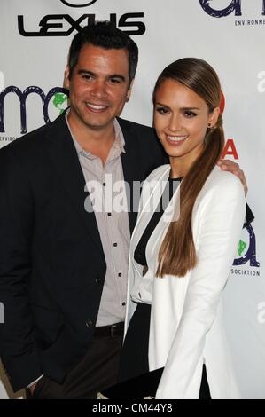 29. September 2012 - Los Angeles, Kalifornien, USA - Sep 29, 2012 - Los Angeles, Kalifornien, USA - Schauspielerin JESSICA ALBA, Ehemann CASH WARREN bei den Environmental Media Awards 2012 auf die Warner Brothers viel gehalten. (Kredit-Bild: © Paul Fenton/ZUMAPRESS.com) Stockfoto