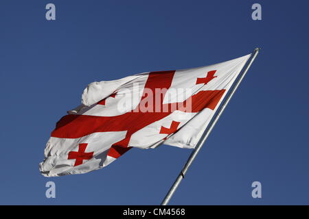 30. September 2012 - Tbilisi, Georgia - Riesen georgischen Fahne flattert im Wind über Aghmashenebeli Avenue, in der Nähe des Sitzes der zentralen Wahlkommission Georgisch. Bildnachweis: Johann Brandstatter / Alamy Live News Stockfoto