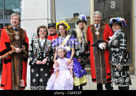 Guildhall Hof, London, UK. 30. September 2012. Pearly Queens und Sheriffs von der City of London [Nigel Pullman auf der rechten Seite, Stadtrat Jeffrey Evans links]. Pearly Kings und Queens Erntedankfest in Guildhall Hof. Ein Cockney Jahresveranstaltung mit Maibaum Tänzern, Morris Männer, eine Blaskapelle und Pearly Kings & Königinnen aus ganz London. Stockfoto