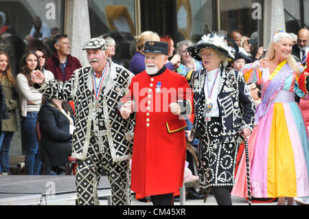 Guildhall Hof, London, UK. 30. September 2012. Pearly Queens und Chelsea Rentner. Pearly Kings und Queens Erntedankfest in Guildhall Hof. Ein Cockney Jahresveranstaltung mit Maibaum Tänzern, Morris Männer, eine Blaskapelle und Pearly Kings & Königinnen aus ganz London. Stockfoto