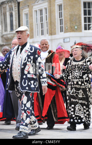 Guildhall Hof, London, UK. 30. September 2012. Tanz um den Maibaum.  Pearly Kings und Queens Erntedankfest in Guildhall Hof. Ein Cockney Jahresveranstaltung mit Maibaum Tänzern, Morris Männer, eine Blaskapelle und Pearly Kings & Königinnen aus ganz London. Stockfoto