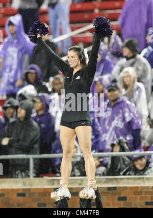 29. September 2012 - Dallas, Texas, Vereinigte Staaten von Amerika - TCU Horned Frogs Cheerleader in Aktion bei starken Regenfällen im Spiel zwischen der Southern Methodist Mustangs und die TCU gehörnte Frösche im Gerald J. Ford Stadium in Dallas, Texas. TCU Niederlagen SMU 24, 16. (Kredit-Bild: © Dan Wozniak/ZUMAPRESS.com) Stockfoto