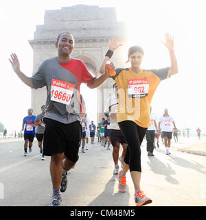 Sept. 30, Teilnahme 2012 - Neu-Delhi, Indien - Delhi-Bewohner in Neu-Delhi-Halbmarathon als sie laufen durch das Wahrzeichen New Delhi, India Gate. (Kredit-Bild: © Subhash Sharma/ZUMAPRESS.com) Stockfoto