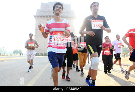 Sept. 30, Teilnahme 2012 - Neu-Delhi, Indien - Delhi-Bewohner in Neu-Delhi-Halbmarathon als sie laufen durch das Wahrzeichen New Delhi, India Gate. (Kredit-Bild: © Subhash Sharma/ZUMAPRESS.com) Stockfoto