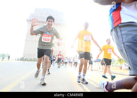 Sept. 30, Teilnahme 2012 - Neu-Delhi, Indien - Delhi-Bewohner in Neu-Delhi-Halbmarathon als sie laufen durch das Wahrzeichen New Delhi, India Gate. (Kredit-Bild: © Subhash Sharma/ZUMAPRESS.com) Stockfoto