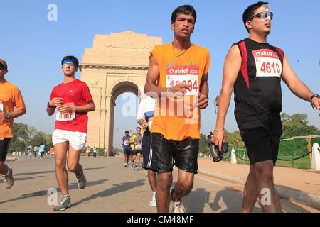 Sept. 30, Teilnahme 2012 - Neu-Delhi, Indien - Delhi-Bewohner in Neu-Delhi-Halbmarathon als sie laufen durch das Wahrzeichen New Delhi, India Gate. (Kredit-Bild: © Subhash Sharma/ZUMAPRESS.com) Stockfoto