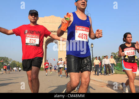 Sept. 30, Teilnahme 2012 - Neu-Delhi, Indien - Delhi-Bewohner in Neu-Delhi-Halbmarathon als sie laufen durch das Wahrzeichen New Delhi, India Gate. (Kredit-Bild: © Subhash Sharma/ZUMAPRESS.com) Stockfoto