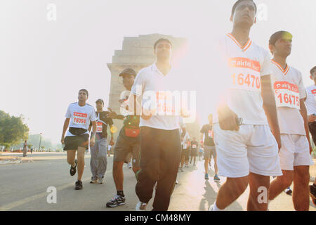 Sept. 30, Teilnahme 2012 - Neu-Delhi, Indien - Delhi-Bewohner in Neu-Delhi-Halbmarathon als sie laufen durch das Wahrzeichen New Delhi, India Gate. (Kredit-Bild: © Subhash Sharma/ZUMAPRESS.com) Stockfoto