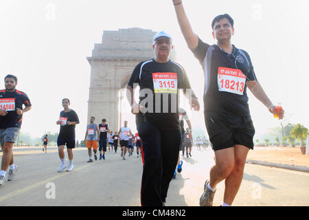 Sept. 30, Teilnahme 2012 - Neu-Delhi, Indien - Delhi-Bewohner in Neu-Delhi-Halbmarathon als sie laufen durch das Wahrzeichen New Delhi, India Gate. (Kredit-Bild: © Subhash Sharma/ZUMAPRESS.com) Stockfoto