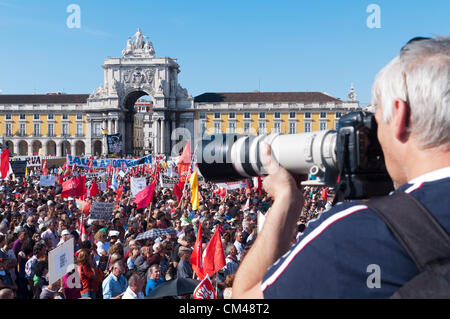 Kameramann/Reporter/Fotograf für den friedlichen Protest von der CGTP Union sammelt Aktivisten in Lissabon am Samstag organisiert gegen Sparpolitik, Armut und neue Steuern. Stockfoto