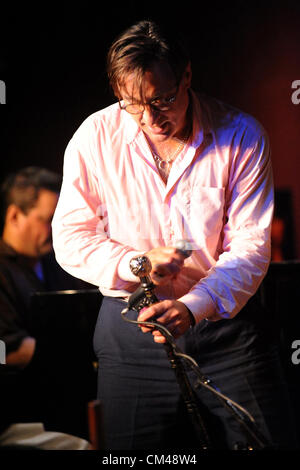 Schauspieler-Musiker ANDY GARCIA und Cineson All Stars Band die live im Catalina Bar and Grill, Hollywood, California, USA am 30. September 2012. Stockfoto