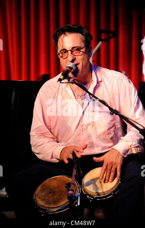Schauspieler-Musiker ANDY GARCIA und Cineson All Stars Band die live im Catalina Bar and Grill, Hollywood, California, USA am 30. September 2012. Stockfoto