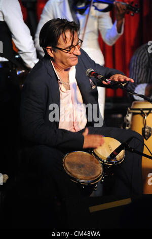 Schauspieler-Musiker ANDY GARCIA und Cineson All Stars Band die live im Catalina Bar and Grill, Hollywood, California, USA am 30. September 2012. Stockfoto