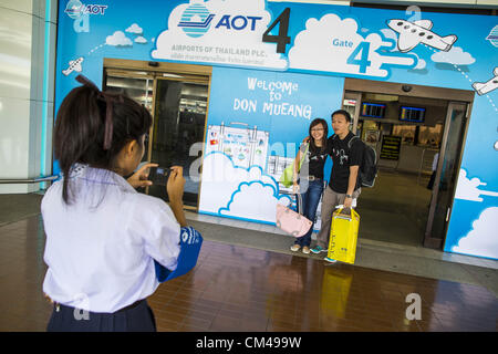 1. Oktober 2012 fotografieren - Bangkok, Thailand - Hostessen Passagiere wie sie zu in Don Mueang International Airport in Bangkok Fuß. Don Mueang International Airport ist der kleinere der beiden internationalen Flughäfen Bangkok, Thailand. Suvarnabhumi Airport, eröffnet im Jahr 2006 ist das wichtigste. Don Mueang wurde offiziell als ein Royal Thai Air Force base am 27. März 1914 eröffnet und kommerzielle Flüge begann im Jahre 1924. Don Mueang Airport im Jahr 2006 nach der Eröffnung des neuen Flughafen Suvarnabhumi in Bangkok geschlossen und als Inlandsterminal für low-cost Fluggesellschaften nach Renovierung am 24. März 2007 wiedereröffnet. CL Stockfoto