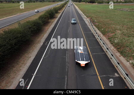 PRETORIA, SOUTH AFRICA: The University of Johannesburg solar-Auto in der Endphase der 2012 Sasol Solar Challenge Rennen am 28. September 2012 in Pretoria, Südafrika. Mehrere Teams aus der ganzen Welt konkurrierten in der epischen 5400KM-Langstrecken-Rennen. (Foto von Gallo Images / Sunday Times / Kevin Sutherland) Stockfoto