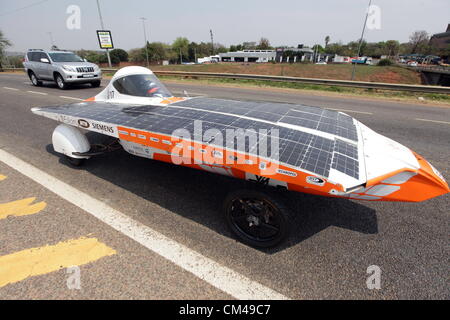 PRETORIA, SOUTH AFRICA: The University of Johannesburg solar-Auto in der Endphase der 2012 Sasol Solar Challenge Rennen am 28. September 2012 in Pretoria, Südafrika. Mehrere Teams aus der ganzen Welt konkurrierten in der epischen 5400KM-Langstrecken-Rennen. (Foto von Gallo Images / Sunday Times / Kevin Sutherland) Stockfoto