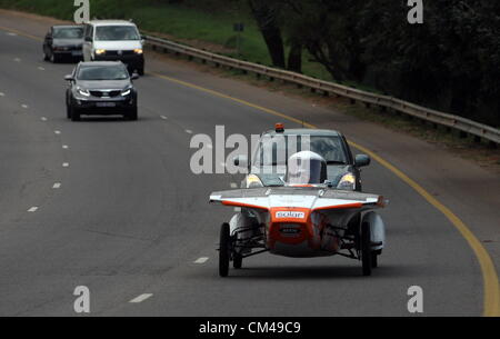 PRETORIA, SOUTH AFRICA: The University of Johannesburg solar-Auto in der Endphase der 2012 Sasol Solar Challenge Rennen am 28. September 2012 in Pretoria, Südafrika. Mehrere Teams aus der ganzen Welt konkurrierten in der epischen 5400KM-Langstrecken-Rennen. (Foto von Gallo Images / Sunday Times / Kevin Sutherland) Stockfoto