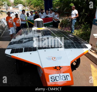 PRETORIA, SOUTH AFRICA: The University of Johannesburg Fahrer Warren Hunter während der Endphase der 2012 Sasol Solar Challenge Rennen am 28. September 2012 in Pretoria, Südafrika. Mehrere Teams aus der ganzen Welt konkurrierten in der epischen 5400KM-Langstrecken-Rennen über einen 11-Tage-Zeitraum. (Foto von Gallo Images / Foto24 / Brendan Croft) Stockfoto