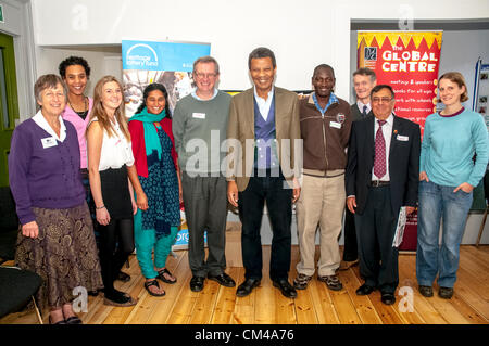 Exeter, UK. 1. Oktober 2012. Wilfred Emmanuel-Jones, britischer Unternehmer, Landwirt und Gründer von "The Black Farmer" Reihe von Lebensmitteln, steht mit den Organisatoren der bunten Geschichte Launch Event Stockfoto