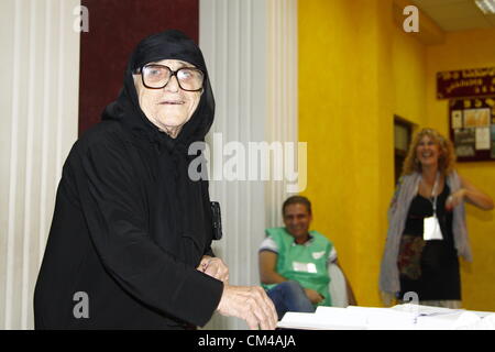 1. Oktober 2012 - Tibilisi, Georgia - wirft eine ältere Frau ihre Stimme in einem Wahllokal in der Innenstadt von Tibilisi, Georgia. Bildnachweis: Johann Brandstatter / Alamy Live News Stockfoto