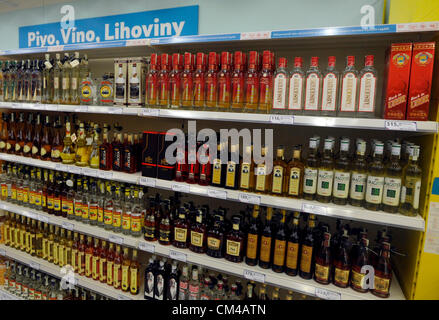 Kunden von Tesco speichern in Prag, die Skalka Flaschen mit Alkohol stärker am 28. September 2012 wieder kaufen könnte. Tschechische Gesundheit Minister Leos Heger reduziert Verbot am 27. September. Alkohol, bevor 1. Januar 2012 können, ohne Aufzeichnungen über den Ursprung verkauft werden von neueren Alkohol wird ein Zertifikat notwendig so genannte Geburt Certficate sein. Der Export von älteren Alcohohol ist möglich ist also möglich Ausfuhr von Alkohol mit Zertifikat. Heger rechnet damit, dass die Erklärung für mehrere Monate gültig ist. In diesen Monaten werden die Rechtsvorschriften Sorge Herstellung und Vertrieb von Alkohol ad Stockfoto